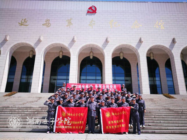 1500189636622009126.jpg 7延安革命纪念馆合影.jpg