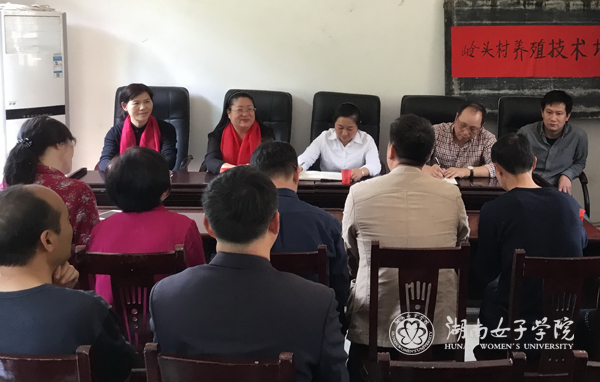 罗书记听取岭头村“两委”工作汇报l.jpg