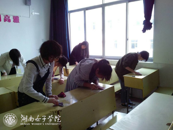 学员们认真打扫教室xiu.jpg