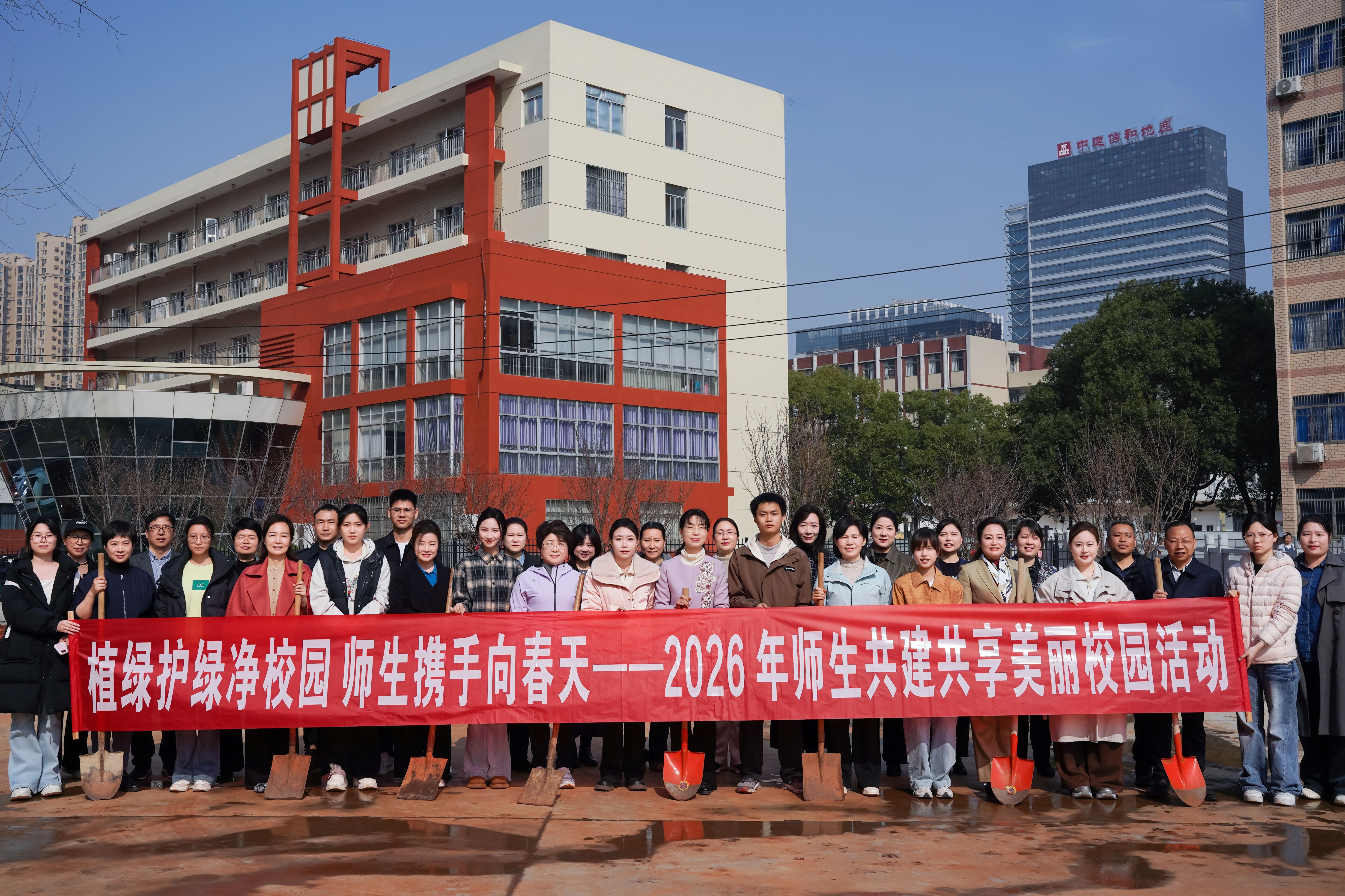 3月12日，best365官网开展“植绿护绿净校园 师生携手向春天”校园美化暨卫生整治活动